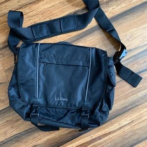 L.L. Bean 9 pocket computer padded messenger bag